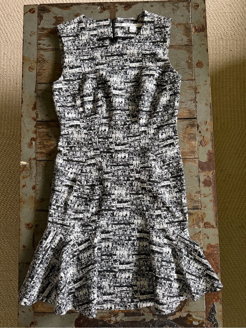 Diane Von Furstenberg Jaelyn Black and White Abstract Sleeveless Flutter Dress